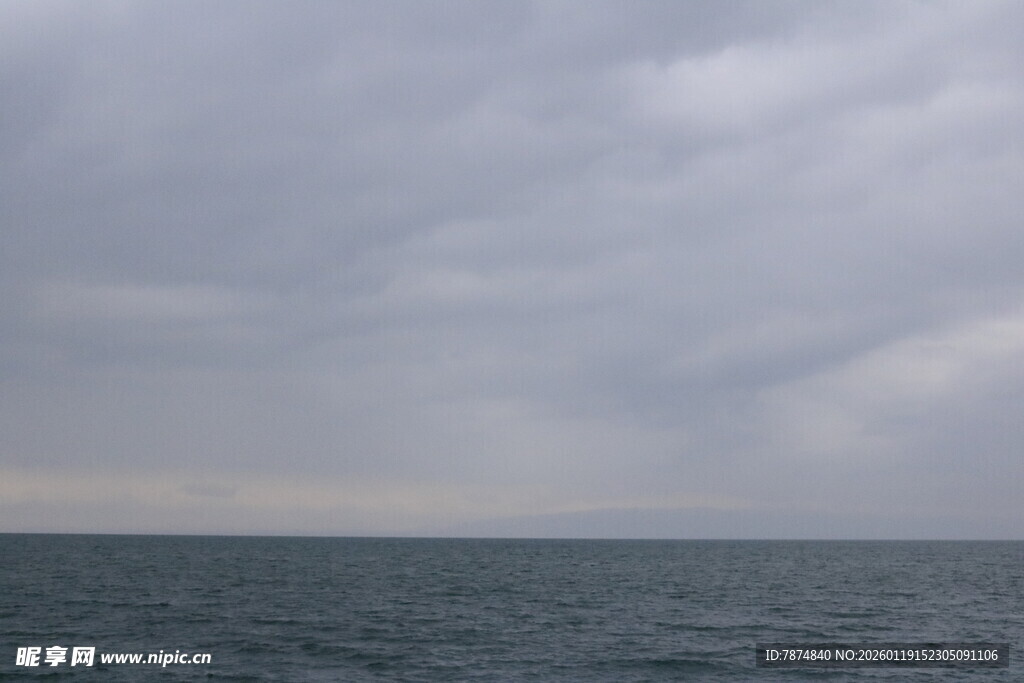 阴云下的广阔海面