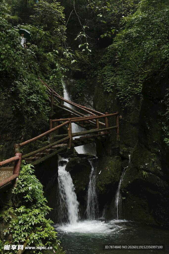 森林中的瀑布与木质小桥