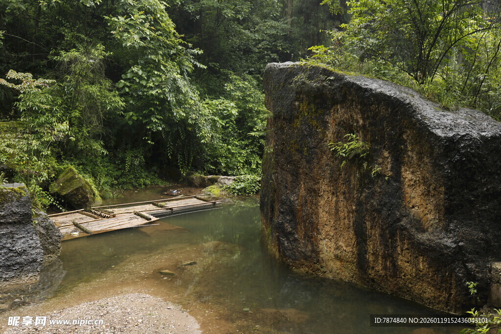 溪边巨石与繁茂绿植景观