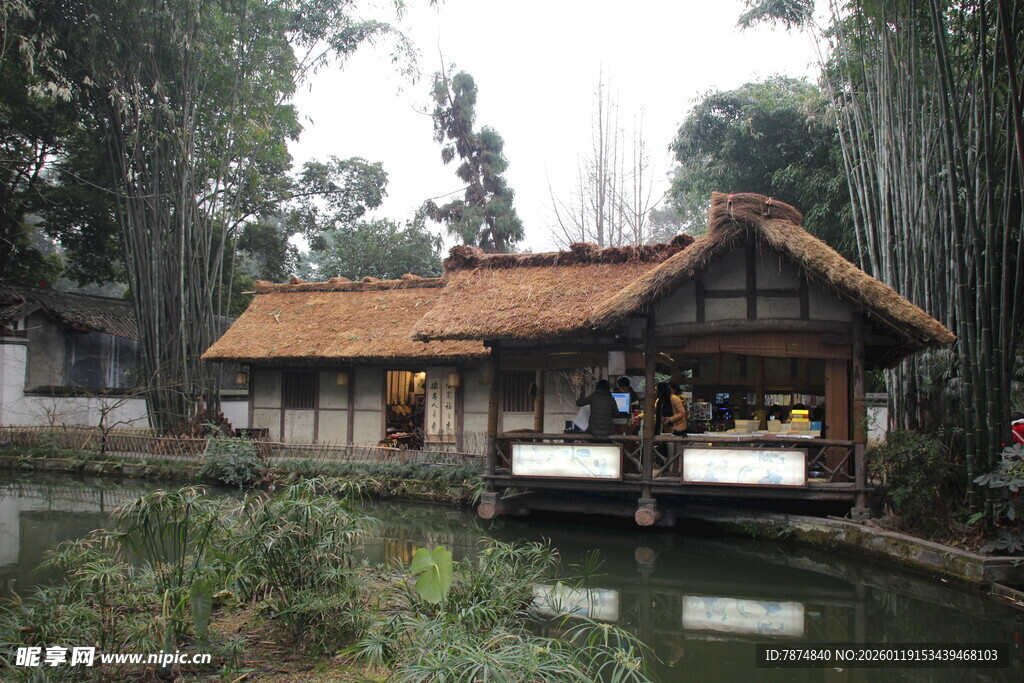 竹林中的水边木质小屋