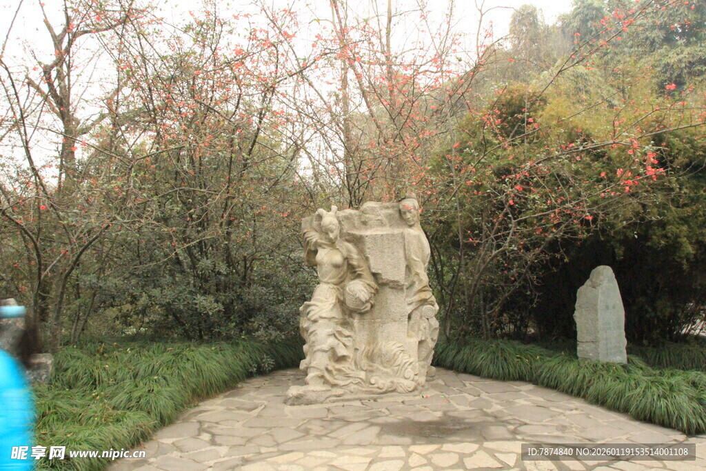 园林中的独特石雕景观