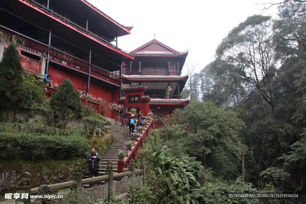 山间红瓦古建 游人漫步