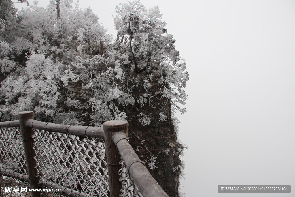 雪覆山林旁的观景围栏