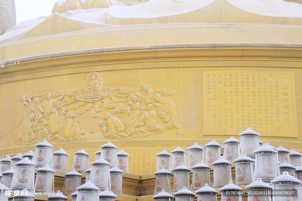 金色圆顶建筑与白色雕塑