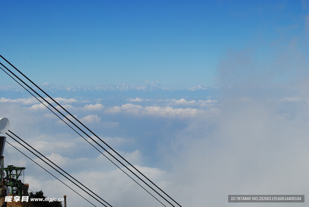 高空缆车穿梭云海间