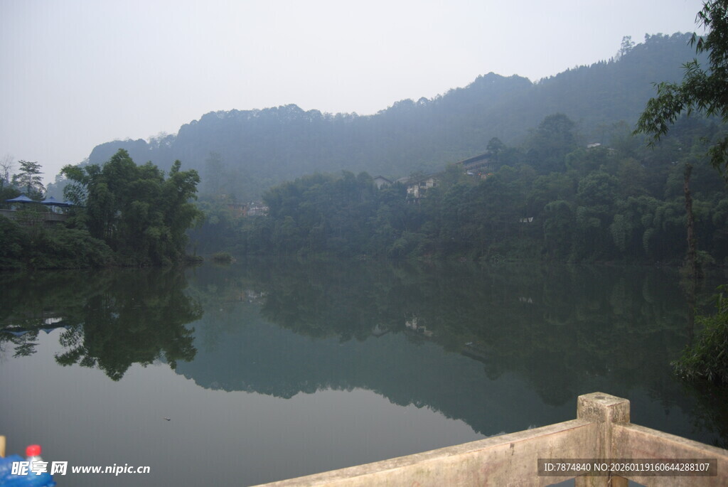 宁静湖畔山林倒影