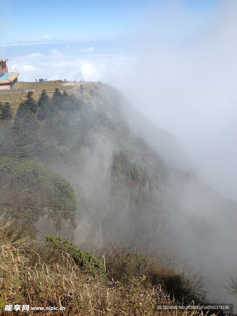 云雾缭绕的悬崖景观