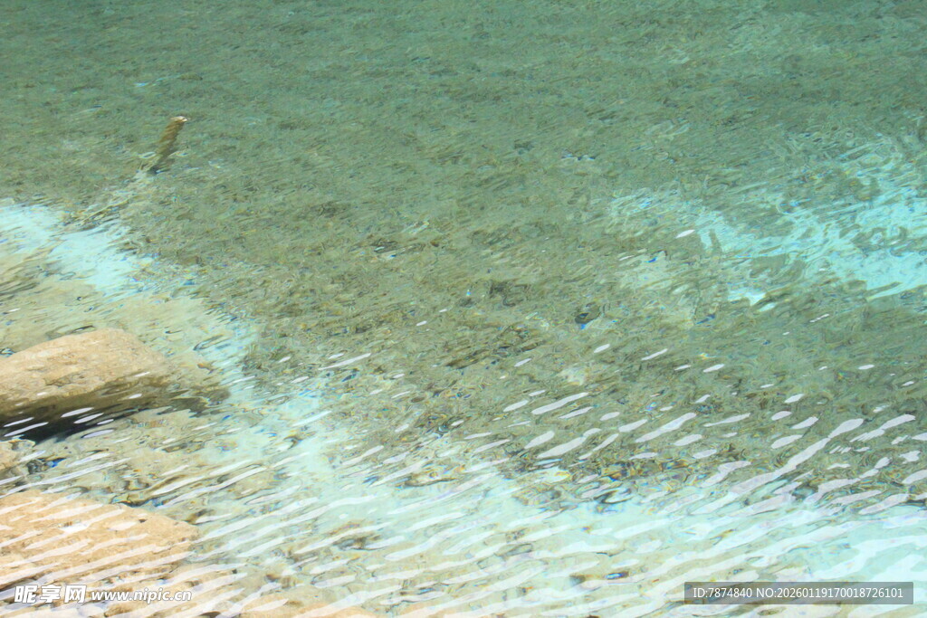 清澈海水拍岸的美丽景象