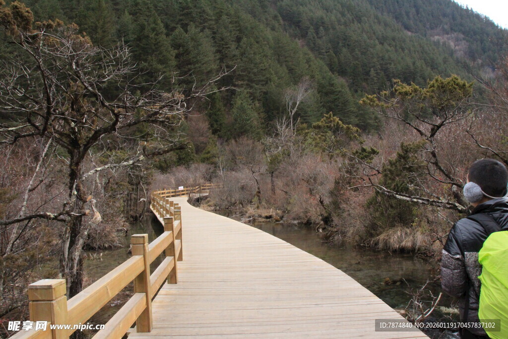 山间木栈道上的徒步者