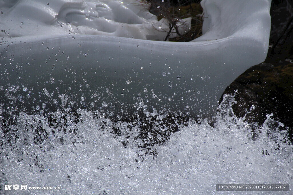 飞溅的冰雪水花