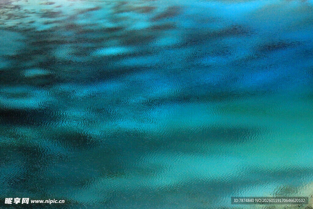 清澈海底的梦幻蓝色水域