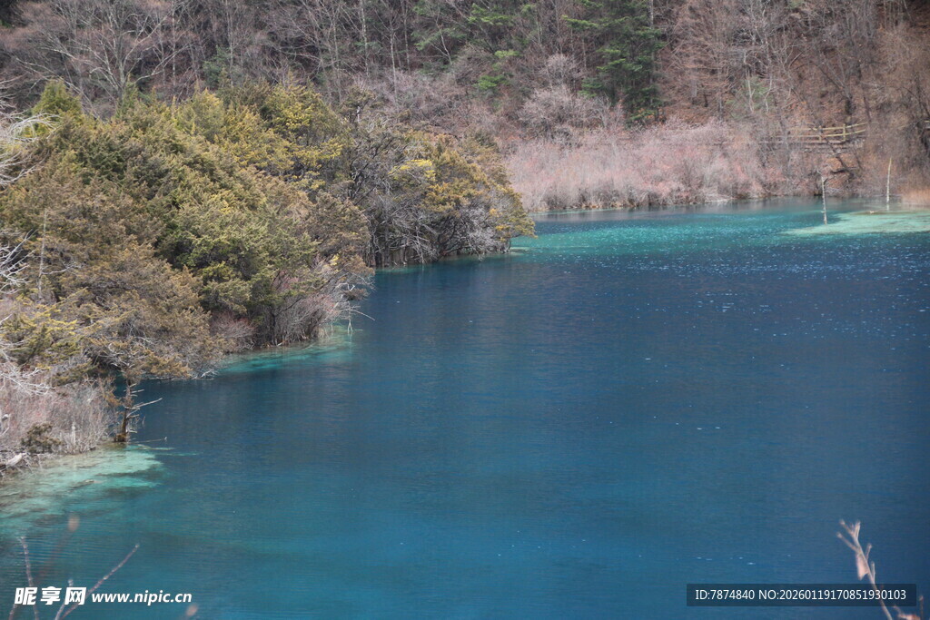梦幻蓝湖 自然美景如画