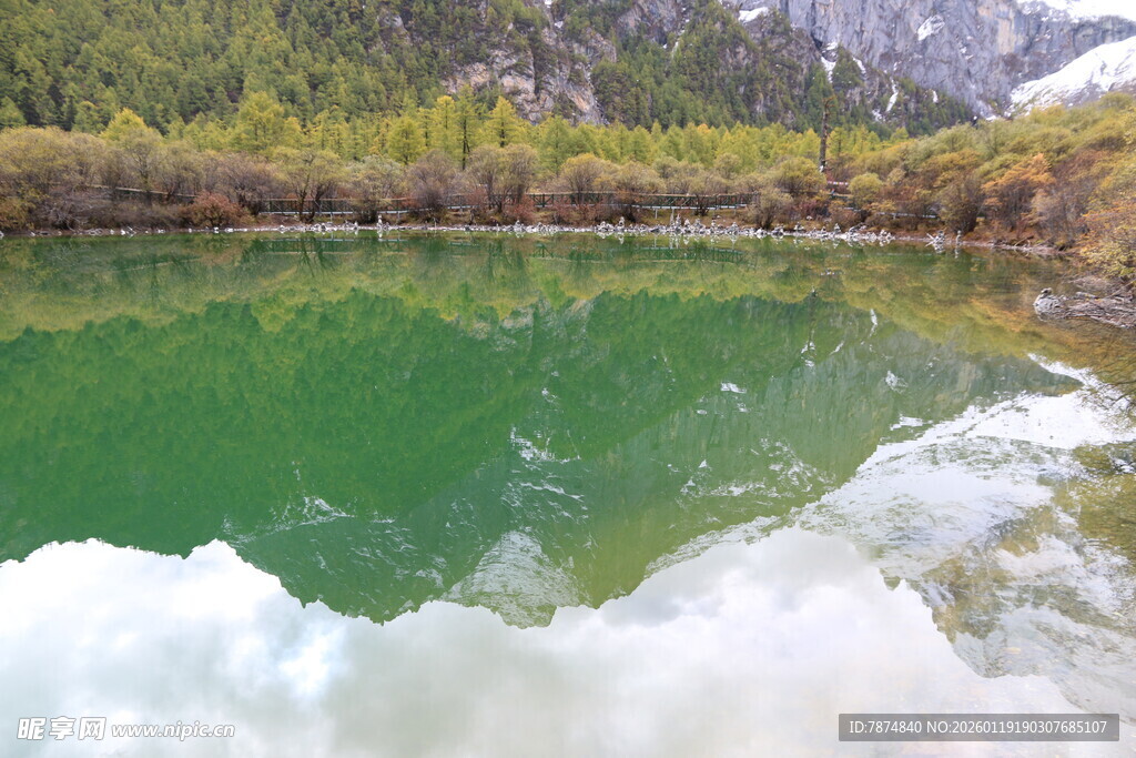 碧绿湖水映山林美景