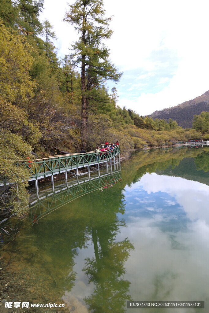 湖畔栈道 赏山水秀丽风光