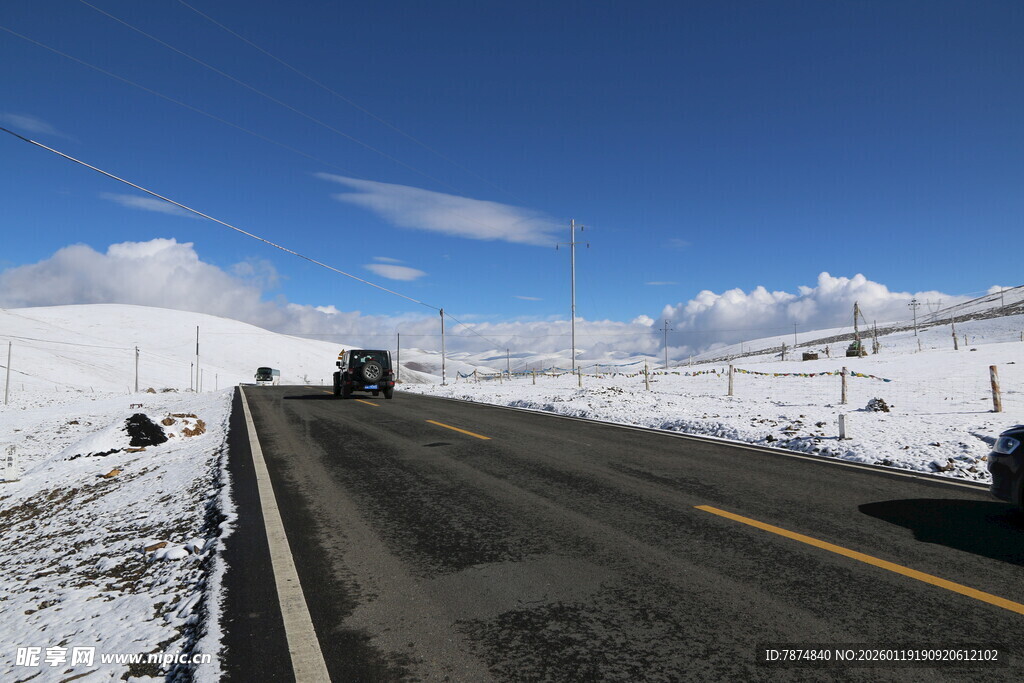雪后公路上行驶的车辆