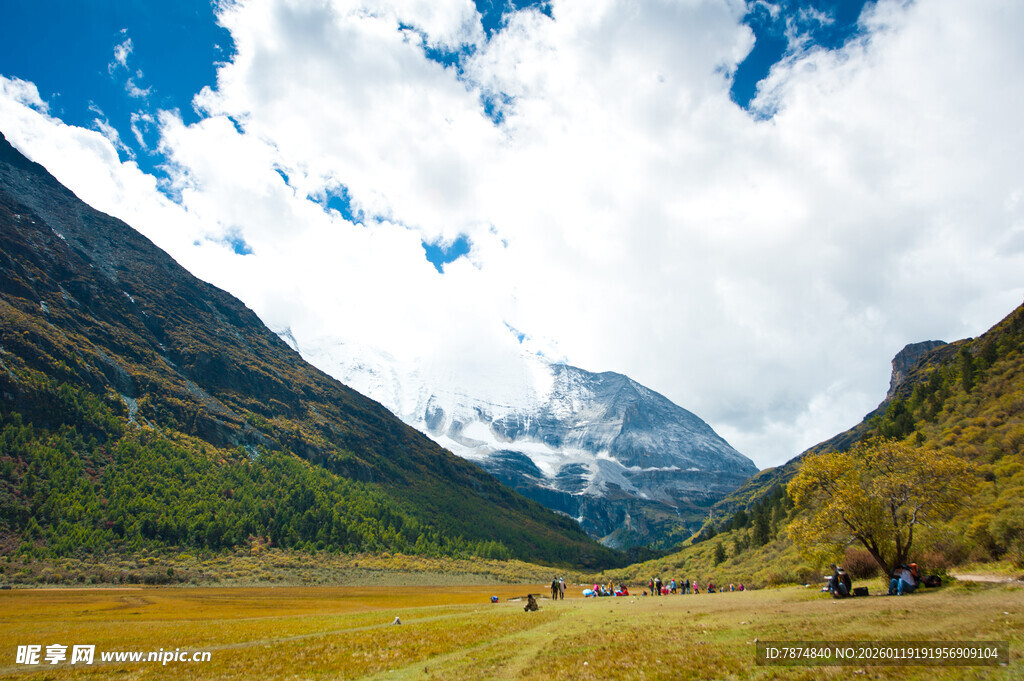 山间美景 邂逅壮丽雪山