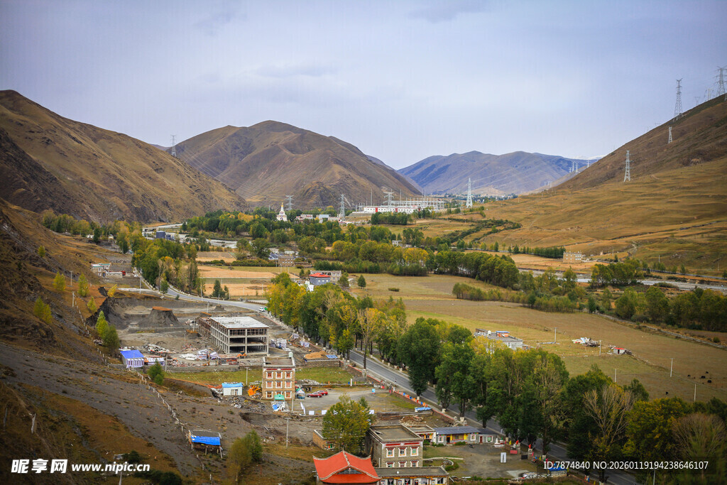 山谷中的宁静村落