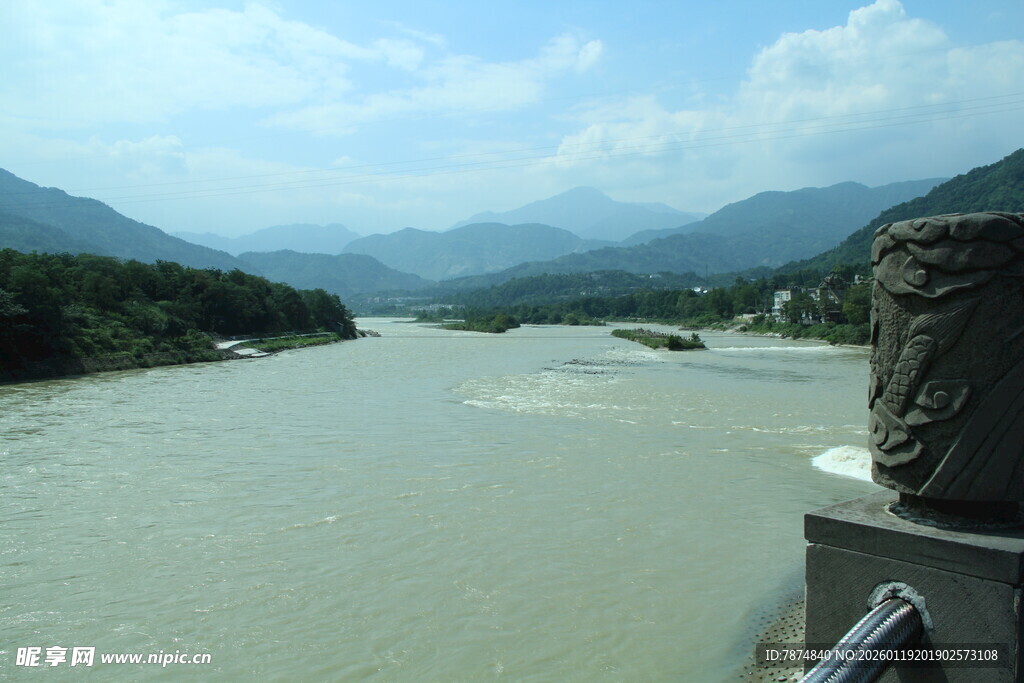 壮丽山河间的宽阔河流