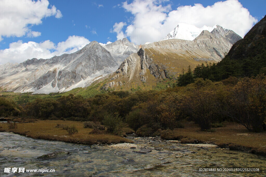 山间溪流旁的壮丽雪山景色