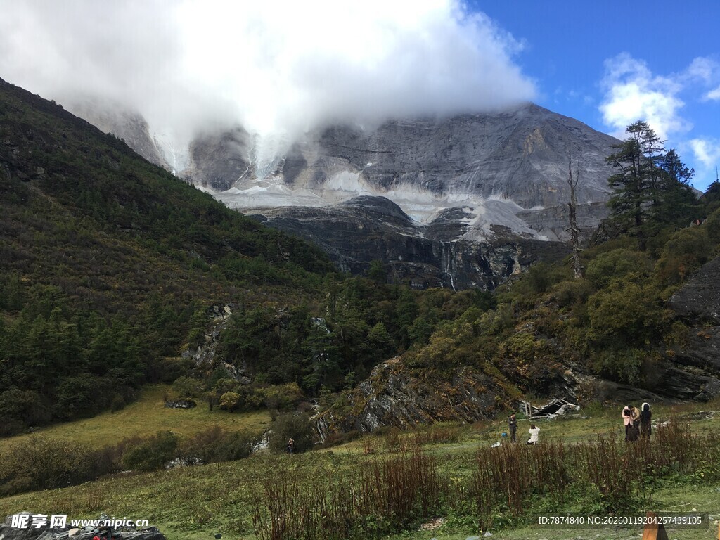 山间云雾缭绕的壮美景色