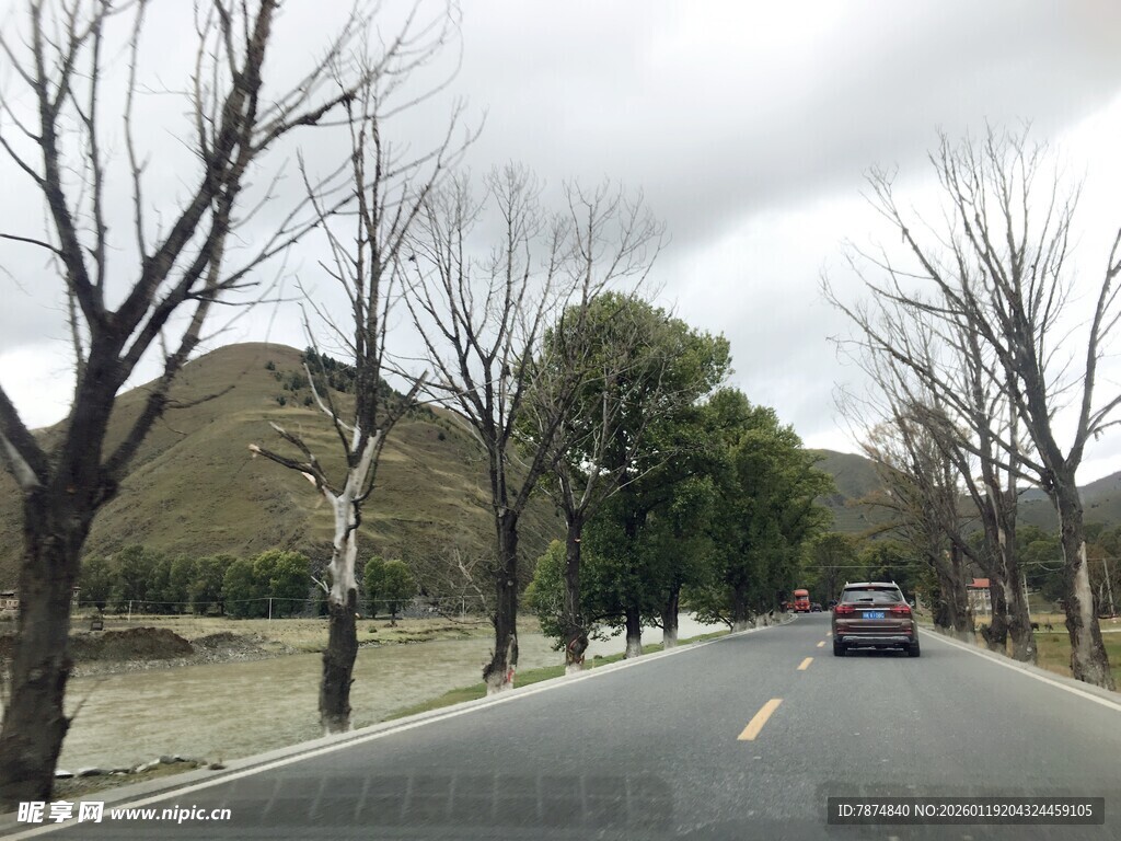 冬日公路上行驶的车辆