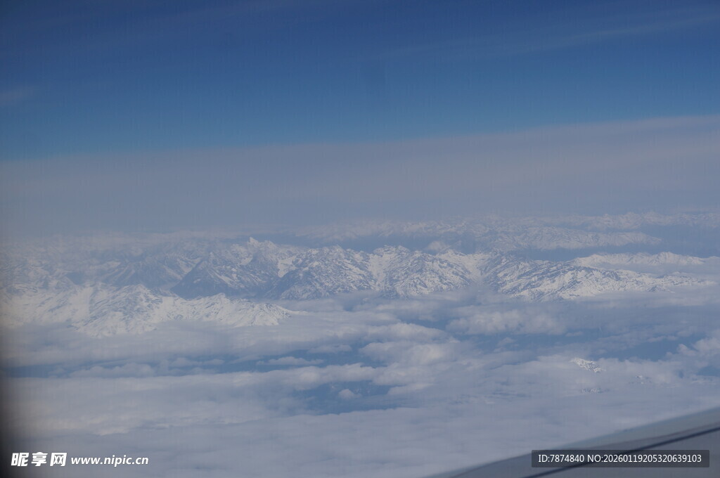 机窗外的云海雪山景观