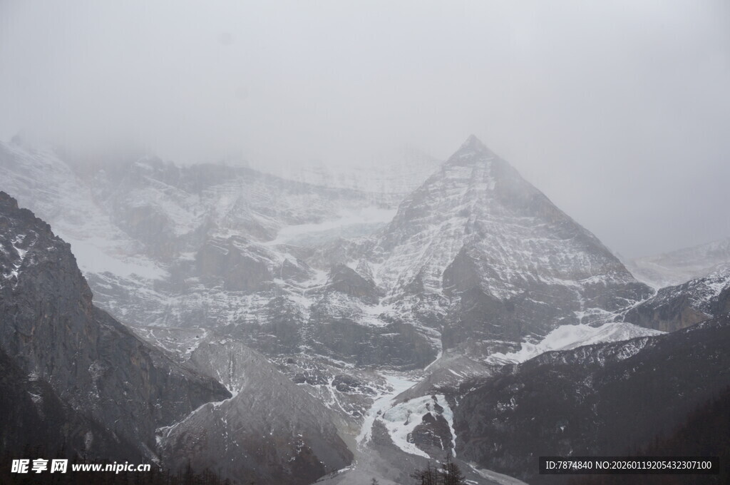 雪山壮丽景观