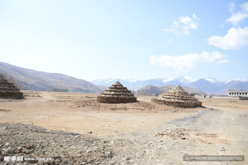 沙漠中的神秘锥形建筑