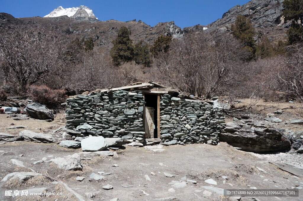 山间石砌小屋 宁静质朴
