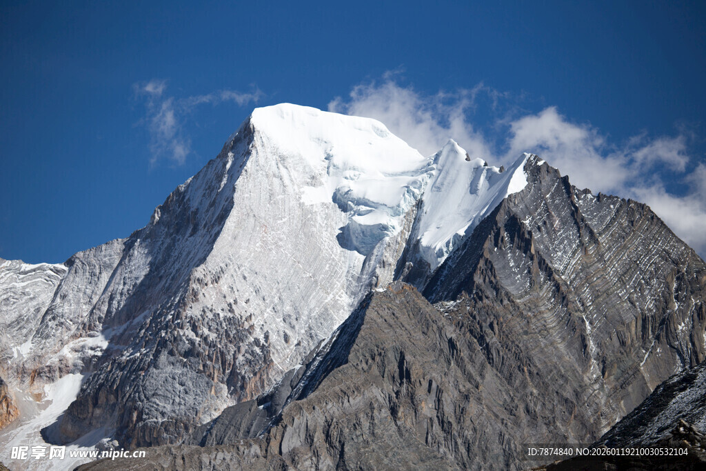 巍峨雪山壮丽景观
