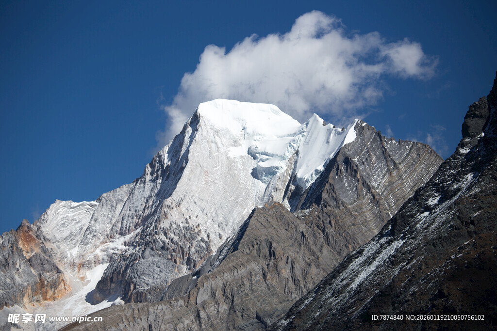 巍峨雪山壮丽景象