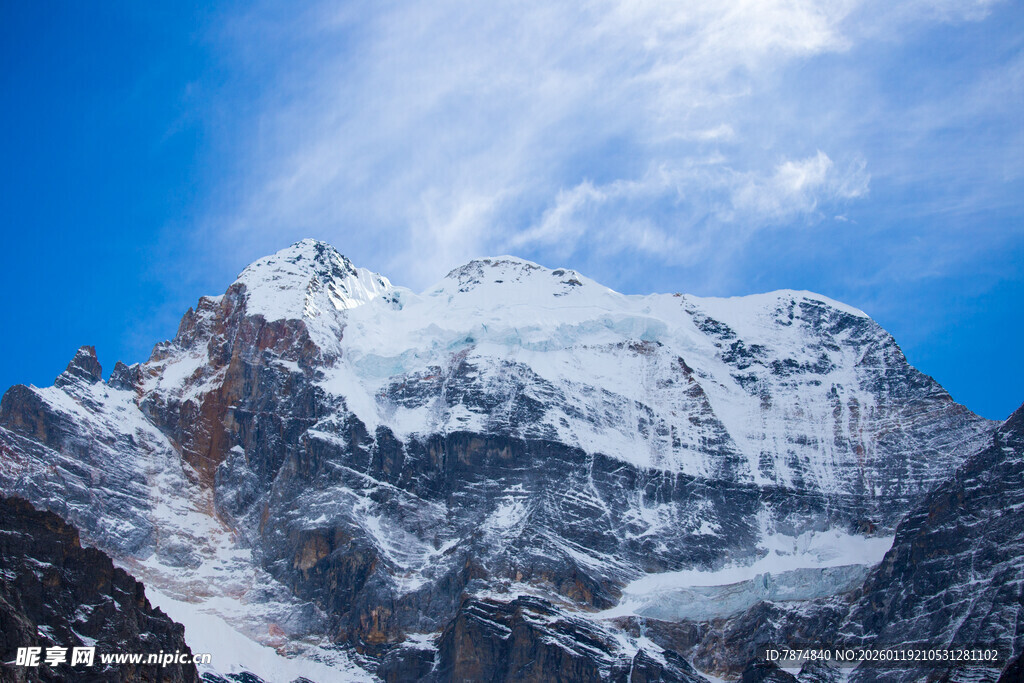 巍峨雪山壮丽景致