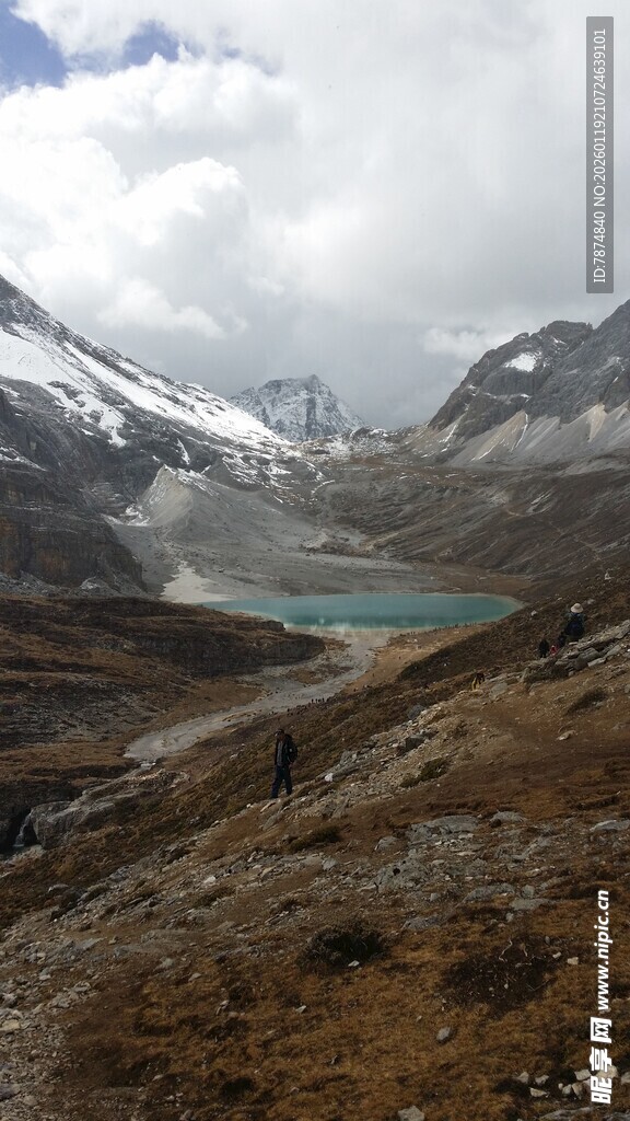 雪山下的静谧湖泊
