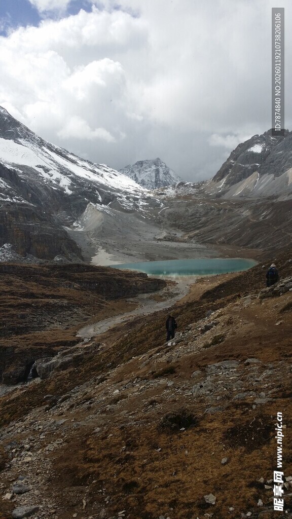 雪山下的静谧湖泊风光