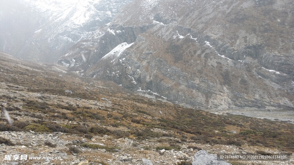 雪山下的荒凉山地景观