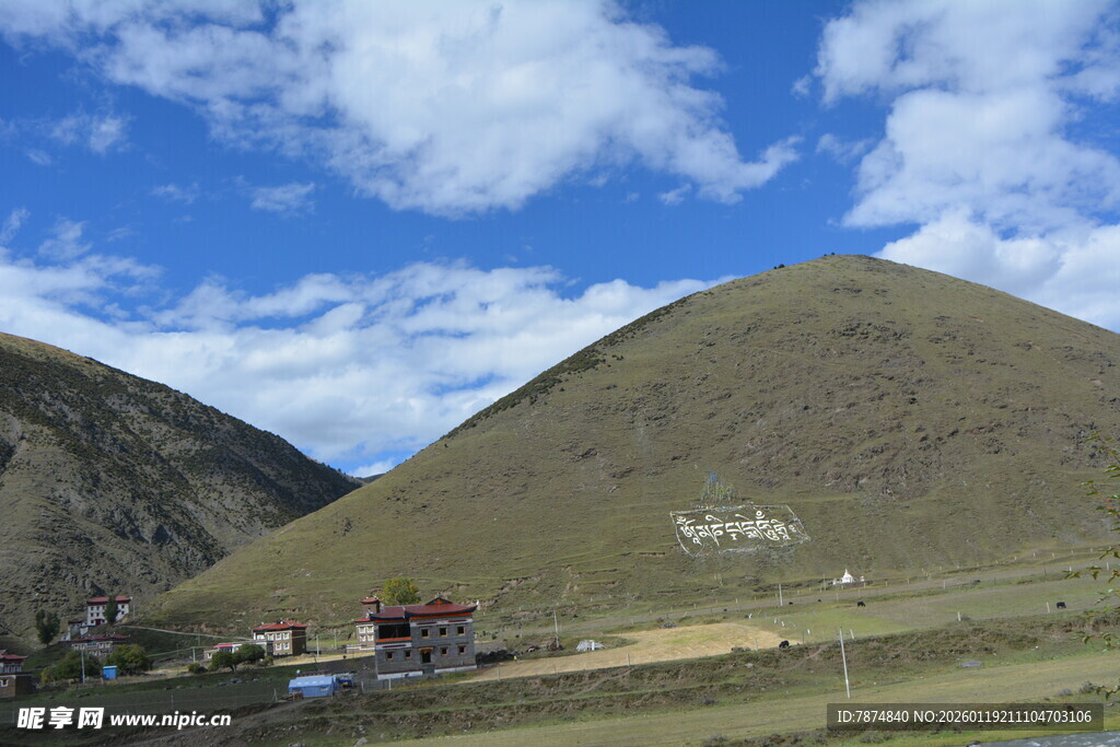 蓝天白云下的山丘风光