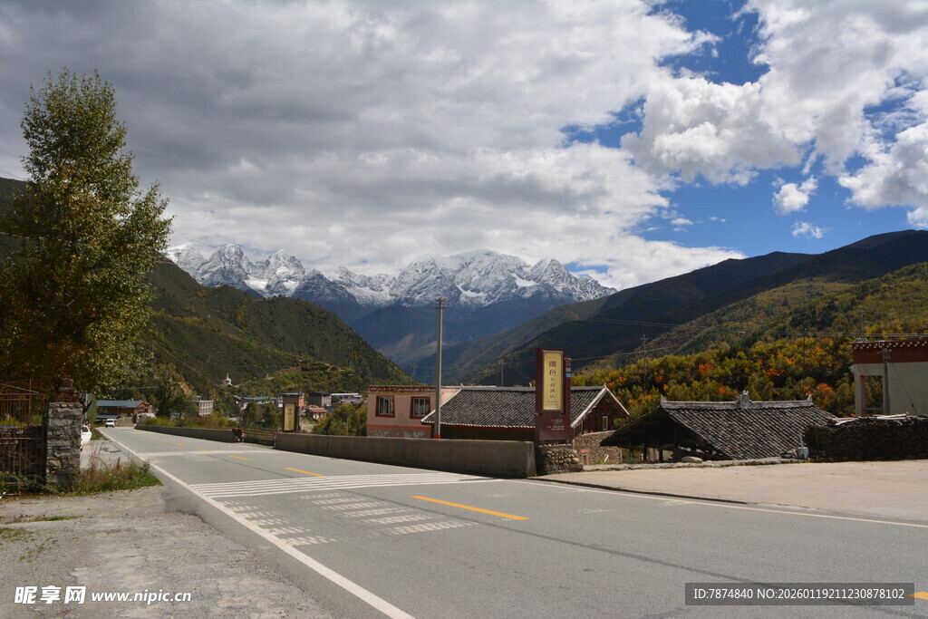 山间公路 远处雪山美景