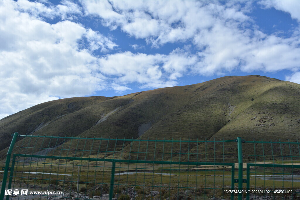 草原山丘与蓝天围栏景象