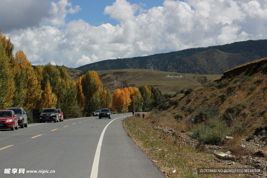 秋日公路自驾风景