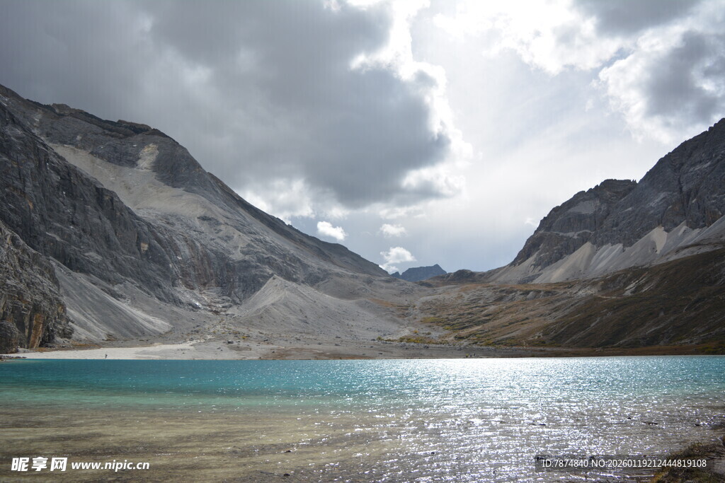 高山湖畔的静谧风光 稻城亚丁