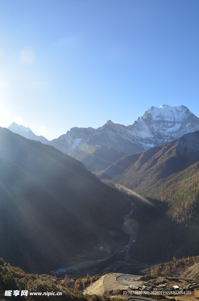 壮丽山景 阳光洒落山谷