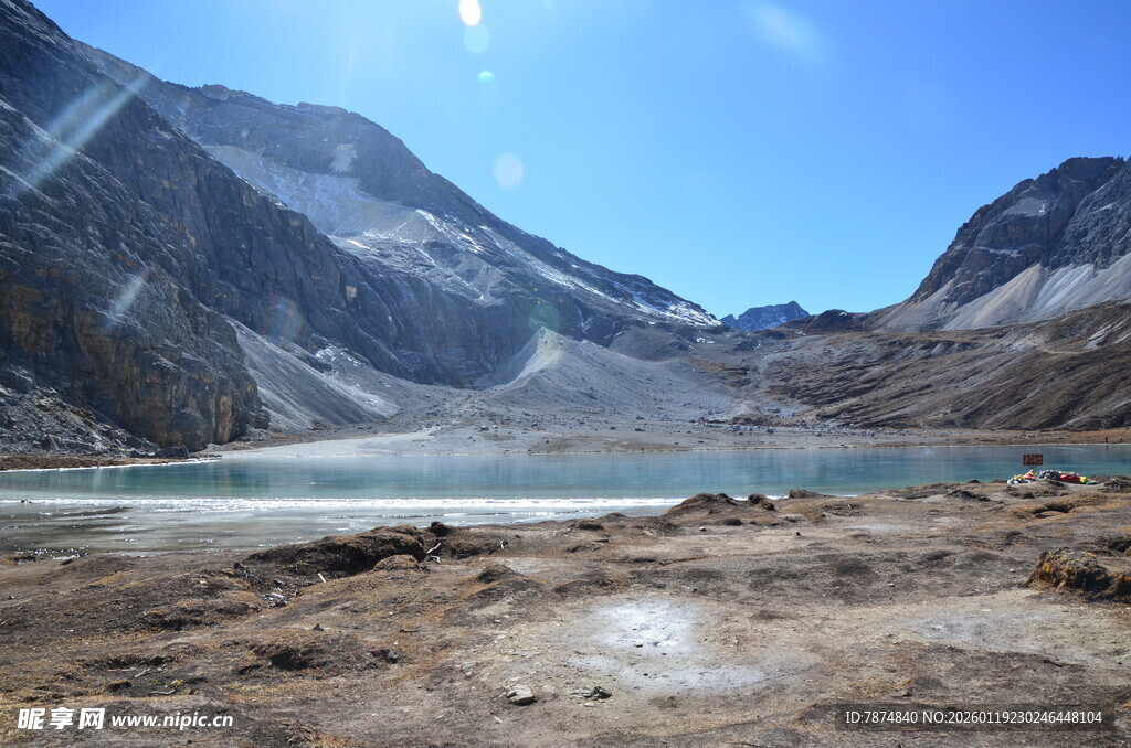 高山湖泊壮丽自然风光