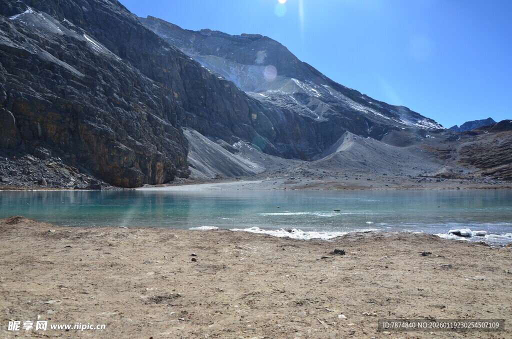 高山下的清澈湖泊