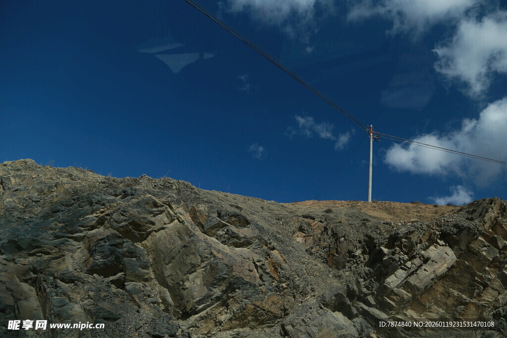高山之巅的风力发电机