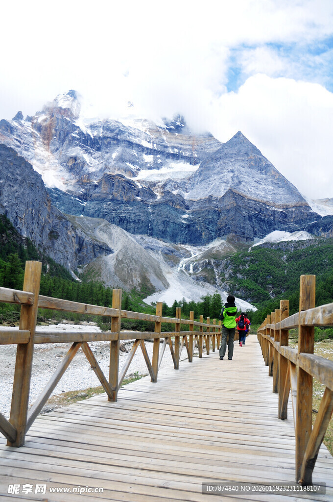 雪山木栈道上的漫步之旅