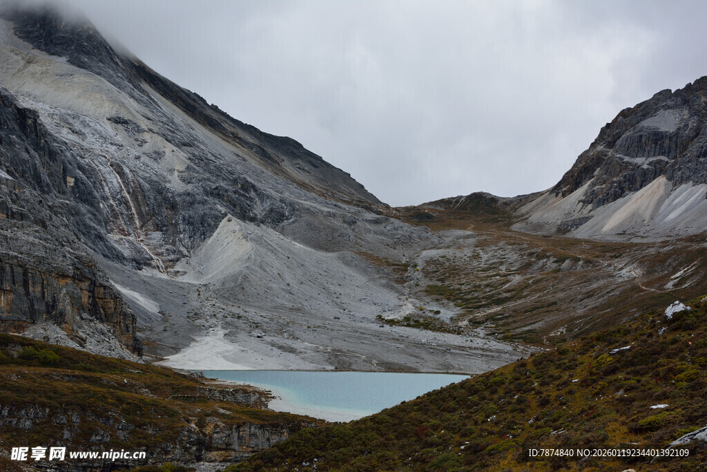 高山间的静谧蓝湖 稻城