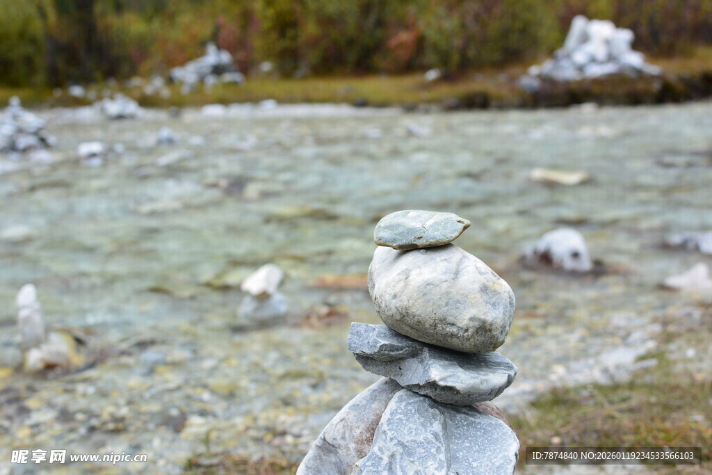 溪边叠石 自然静谧之景 稻城