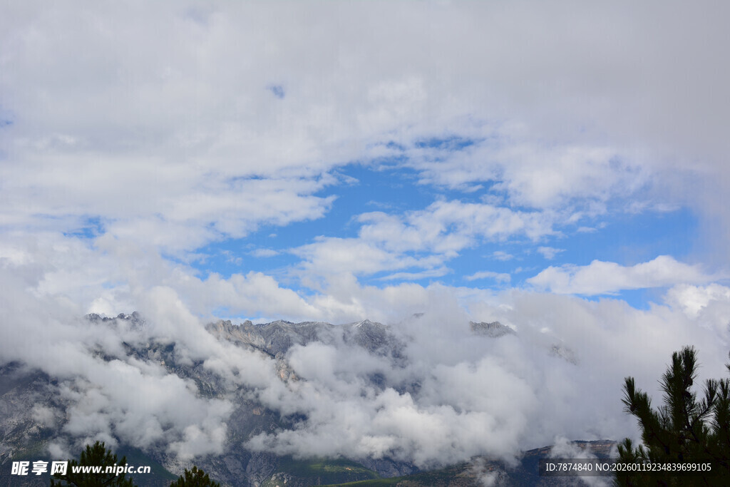 山间云海蓝天美景 稻城