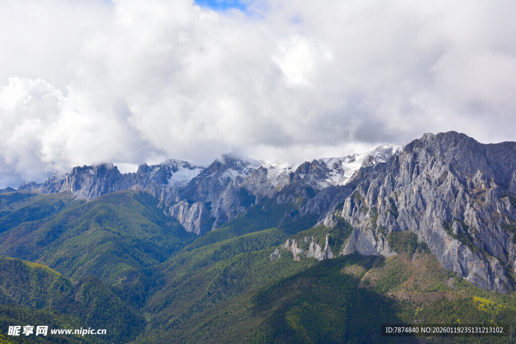 壮丽巍峨的山脉景观 稻城