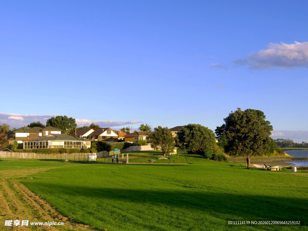 田园风光中的宁静村落